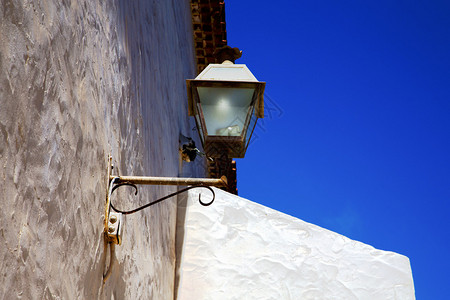 西班牙路灯蓝天墙上的灯泡arrecifeteguiselan图片