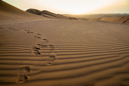 也门RamlatalSabatayn沙漠日出时图片