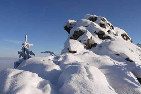 伊泽拉山脉的积雪覆盖的山峰图片