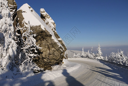 巨山中的雪山路图片