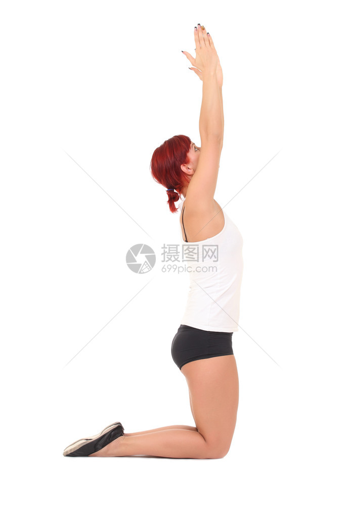 训练瑜伽的年轻女子太阳敬图片