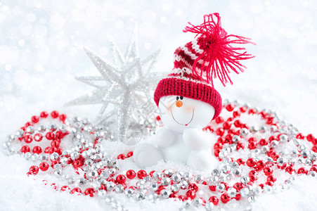 雪人与雪地上的圣诞装饰品图片