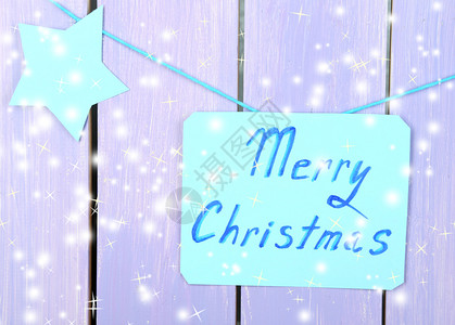 标牌上写着圣诞快乐在紫色木制图片