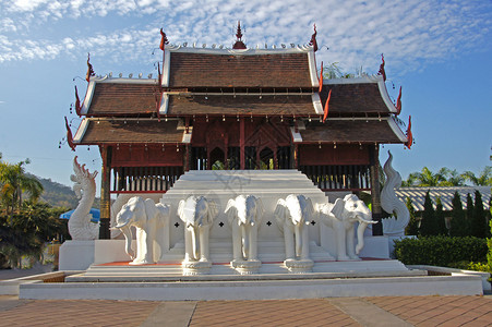 在泰国北部清迈省公园的白象雕像中图片