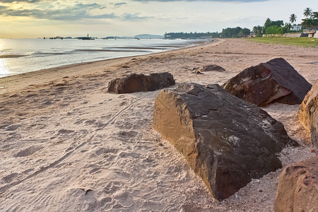 早晨的海滩前景中的石头图片