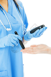 女护士检查病人血糖的中产区图片