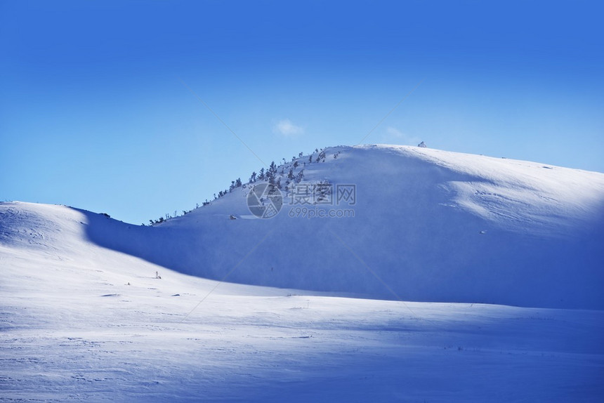 冬季风景重雪覆盖的土地阿图片