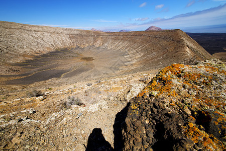 火山蒂曼法亚岩石天空山和夏季西班牙花草大客图片