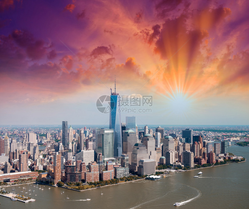 纽约曼哈顿的视野从直升机和城市图片