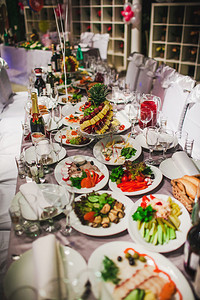 为活动派对或婚宴设置的餐桌图片