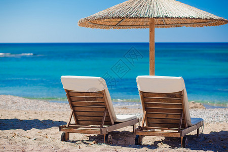 带椅子和雨伞的海滩景观希腊高清图片