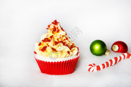 圣诞红丝绒纸杯蛋糕配白色软糖图片