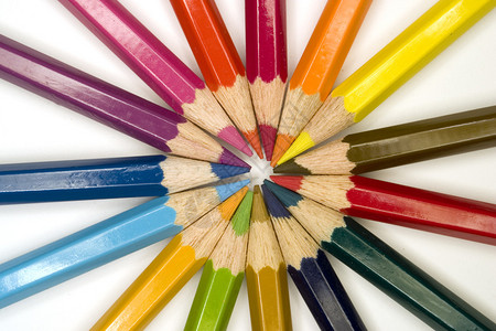 五颜六色的铅笔形成不对称图案图片