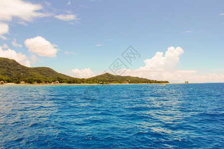 船的波浪和马埃岛的景色图片