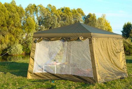 河岸上舒适的多地点露营帐篷图片