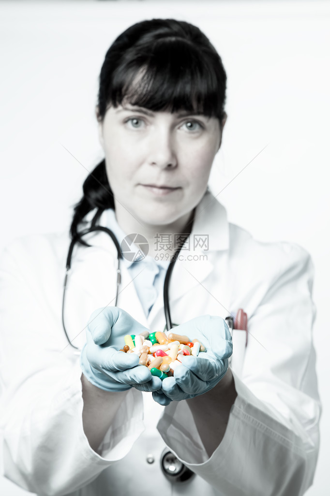 医生或药剂师手里拿着药丸图片