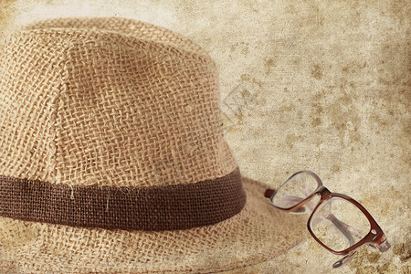 带眼镜的夏季草帽旧图片