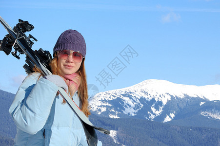 冬季滑雪的年轻女子图片