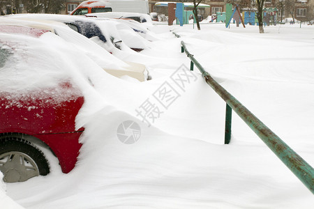 被困在雪地滑雪的车图片