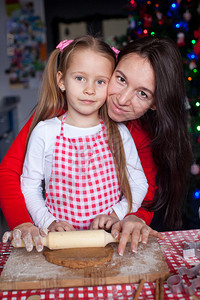 小姑娘有美丽的母亲一起烤圣诞姜饼图片