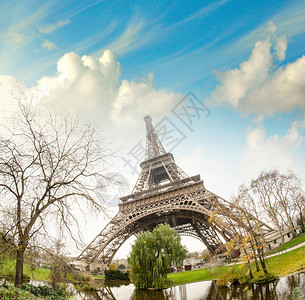 在巴黎的埃菲尔铁塔上空有图片