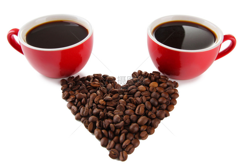 红杯的浓咖啡和咖啡豆在白图片