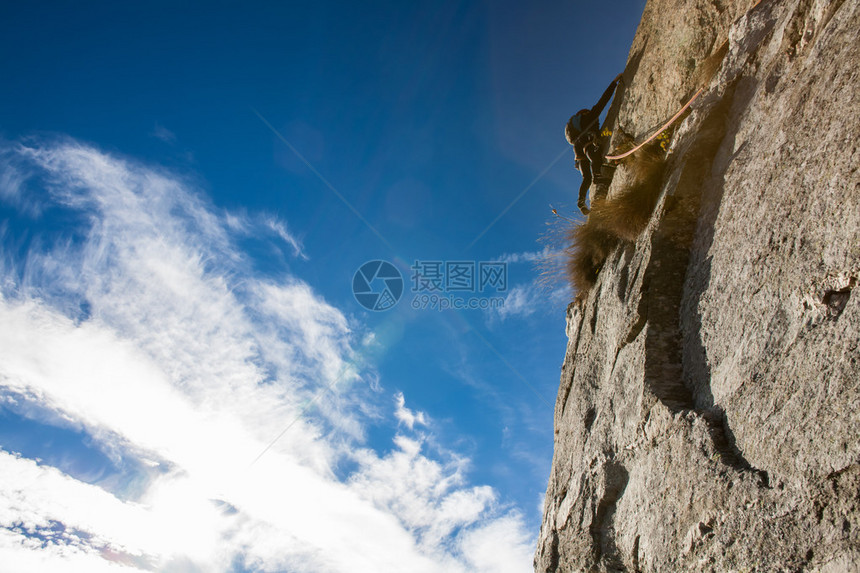 山地人攀登了一个陡峭的岩面图片