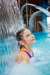 在游泳池上的活动可爱女孩在热水图片