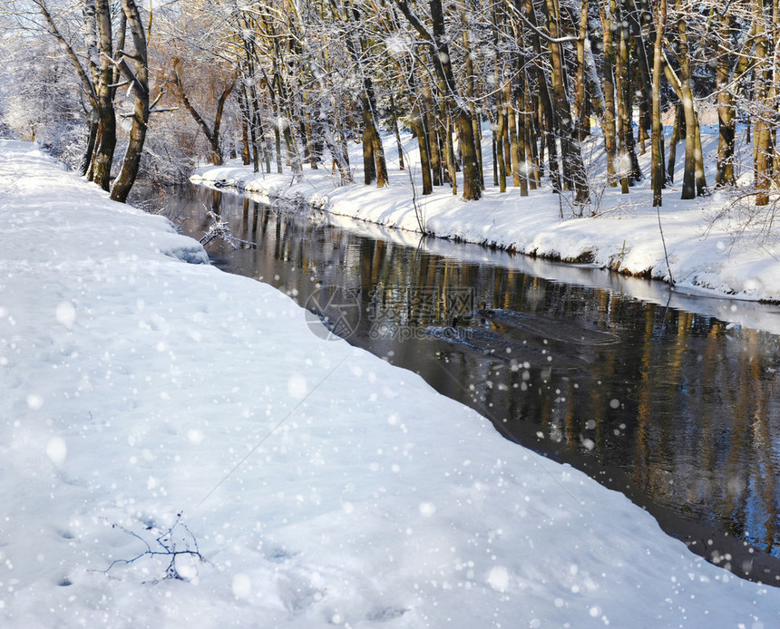 美丽的冬季景观与河流图片