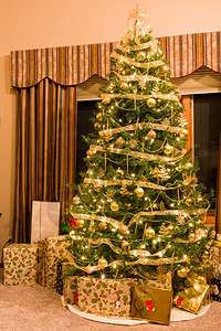 金色圣诞树与下的礼物图片