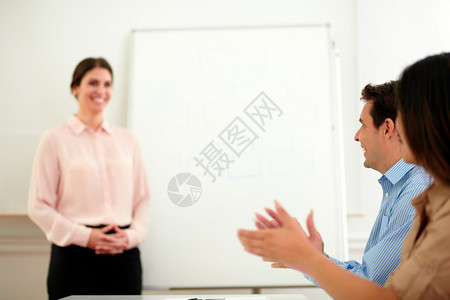 一个商业团队的肖像掌声鼓掌给正站在办公室会议中的漂亮女商图片