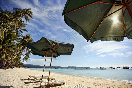 菲律宾博拉凯岛热带海滩上带长图片