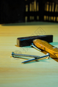 桌子上的木匠工具图片