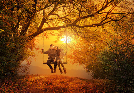 浪漫的情侣摆动片秋色的公园图片