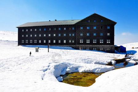 冬天有雪和湖的大小屋图片