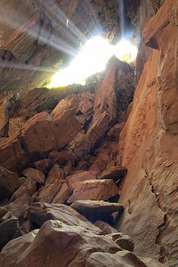 洞穴中的太阳光束图片