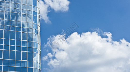 蓝色天空背景的现代高顶摩天大楼云层与建筑物图片
