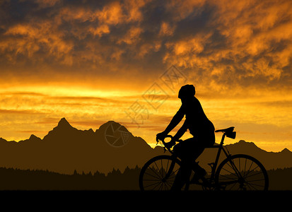 日落时骑自行车的人剪影图片