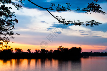 夕阳在河上美丽的倒影在水面上图片