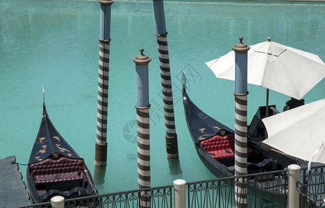 Gondolas漂浮在蓝水中图片