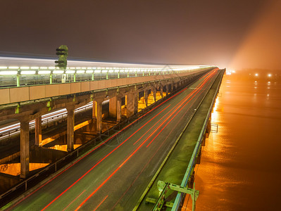 夜雾中的基辅地铁桥图片