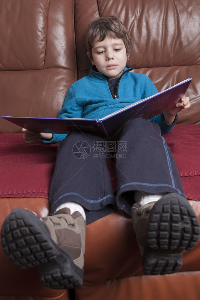 小男孩坐着看故事书图片