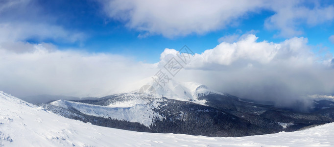 雪山和天空与云彩图片