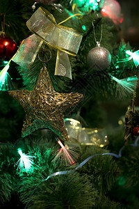 树上的圣诞玩具星图片