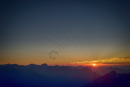 日落时太阳光照耀在图片