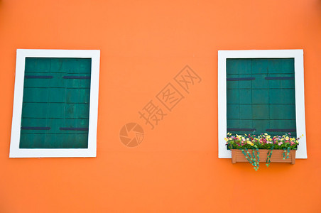 橙色墙上的绿色窗户图片