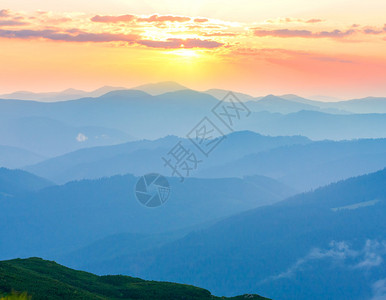 山中美好的晨景图片