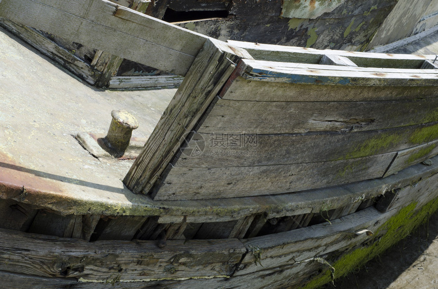 一艘旧船在纽基的沙滩上沉没图片