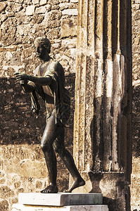 庞贝废墟内青铜雕像图片