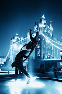 塔桥和一个女孩的雕像在伦敦圣凯瑟琳码头和图片